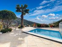 Villa totalmente legal con piscina registrada, pozo propio y preciosas vistas al mar Mediterráneo.