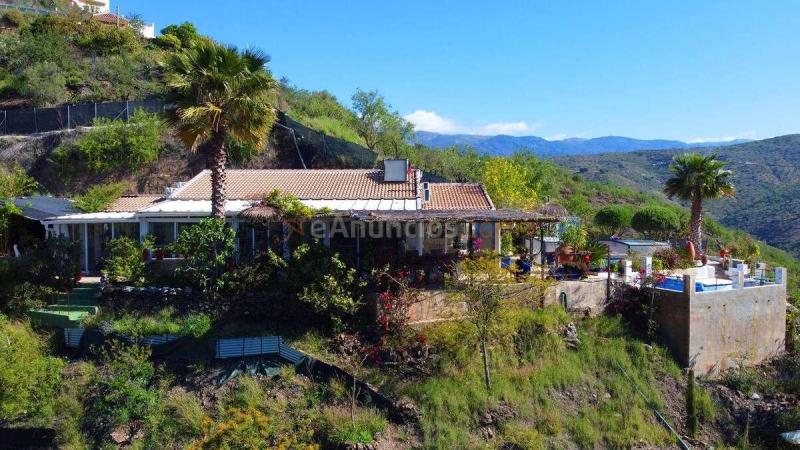 Villa totalmente legal con piscina registrada, pozo propio y preciosas vistas al mar Mediterráneo.