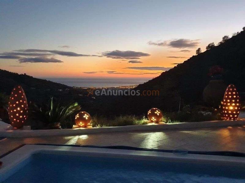 Villa totalmente legal con piscina registrada, pozo propio y preciosas vistas al mar Mediterráneo.