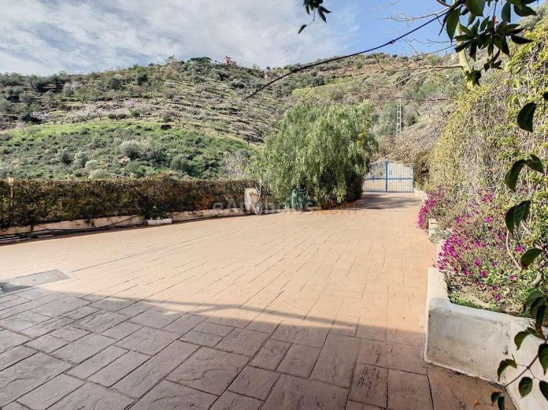 Villa totalmente legal con piscina registrada, pozo propio y preciosas vistas al mar Mediterráneo.