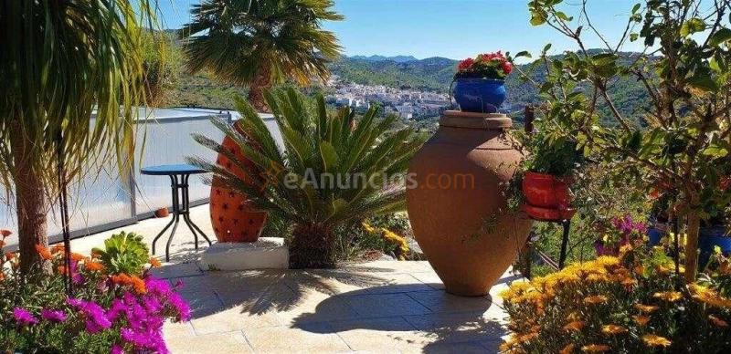 Villa totalmente legal con piscina registrada, pozo propio y preciosas vistas al mar Mediterráneo.