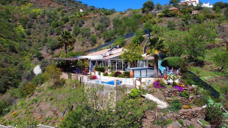 Villa totalmente legal con piscina registrada, pozo propio y preciosas vistas al mar Mediterráneo.