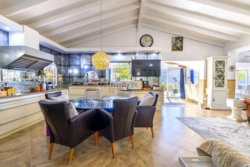 Villa totalmente legal con piscina registrada, pozo propio y preciosas vistas al mar Mediterráneo.