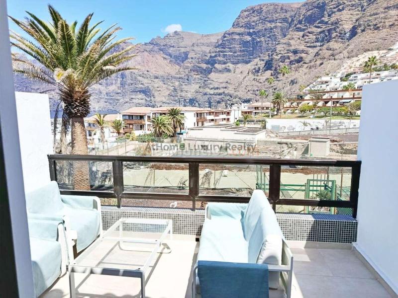 Piso de un dormitorio reformado junto al puerto de los gigantes, con terraza y vistas al mar