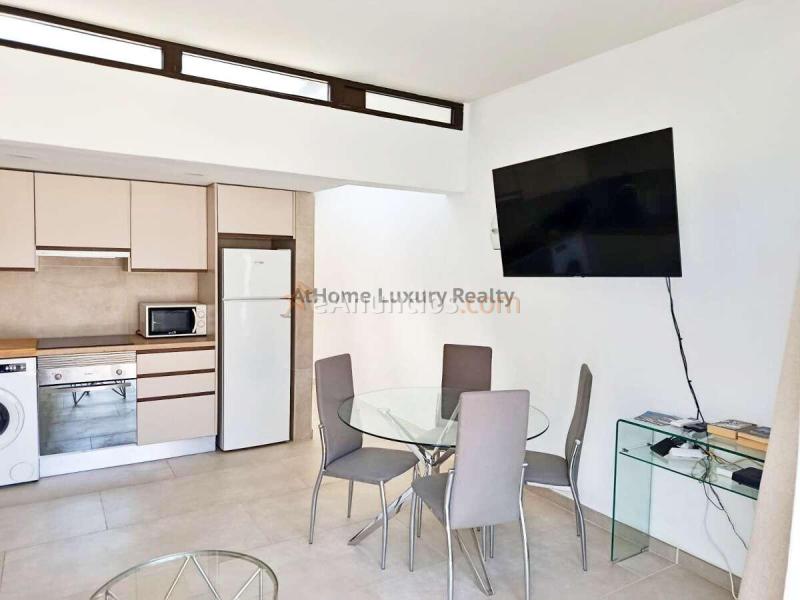 Piso de un dormitorio reformado junto al puerto de los gigantes, con terraza y vistas al mar