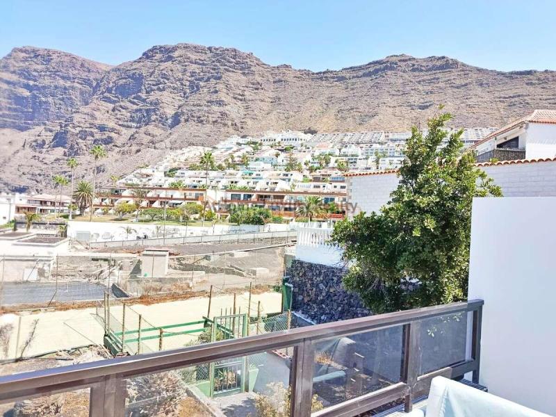 Piso de un dormitorio reformado junto al puerto de los gigantes, con terraza y vistas al mar