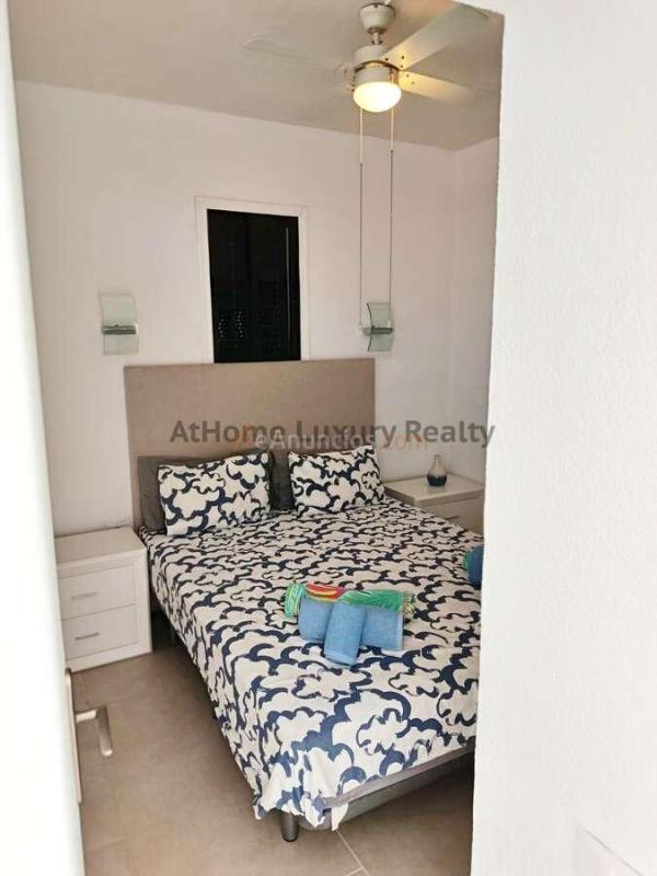 Piso de un dormitorio reformado junto al puerto de los gigantes, con terraza y vistas al mar