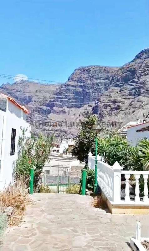Piso de un dormitorio reformado junto al puerto de los gigantes, con terraza y vistas al mar
