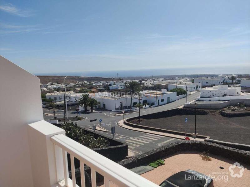 Piso en planta alta con terraza, cochera y vistas al mar