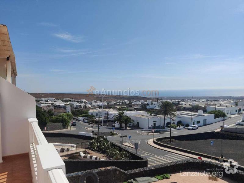 Piso en planta alta con terraza, cochera y vistas al mar
