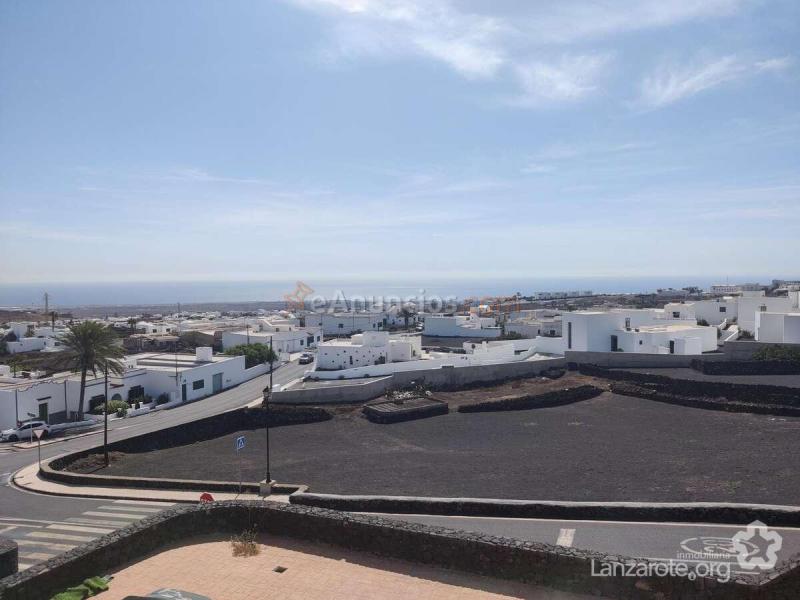 Piso en planta alta con terraza, cochera y vistas al mar