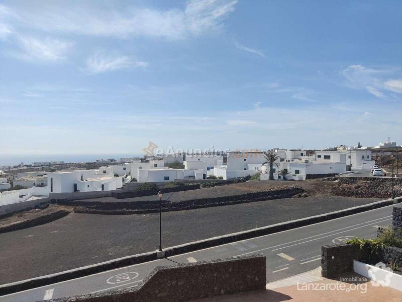 Piso en planta alta con terraza, cochera y vistas al mar