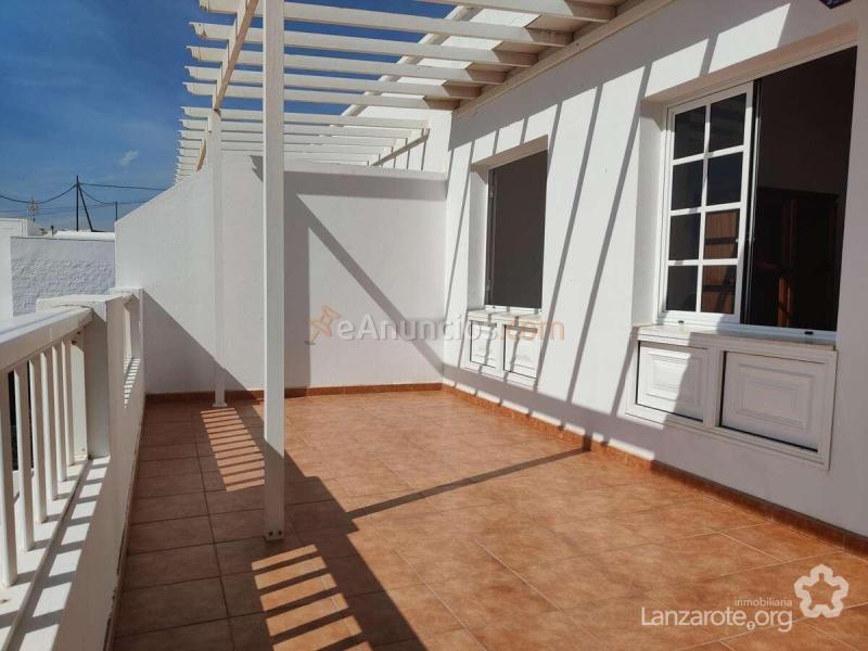 Piso en planta alta con terraza, cochera y vistas al mar