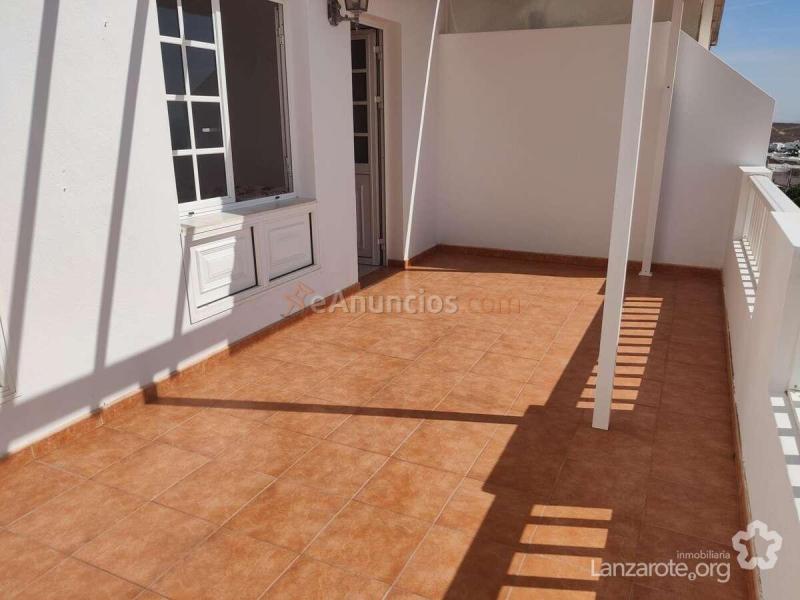 Piso en planta alta con terraza, cochera y vistas al mar