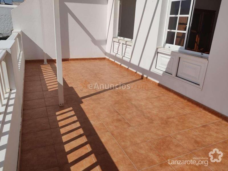 Piso en planta alta con terraza, cochera y vistas al mar