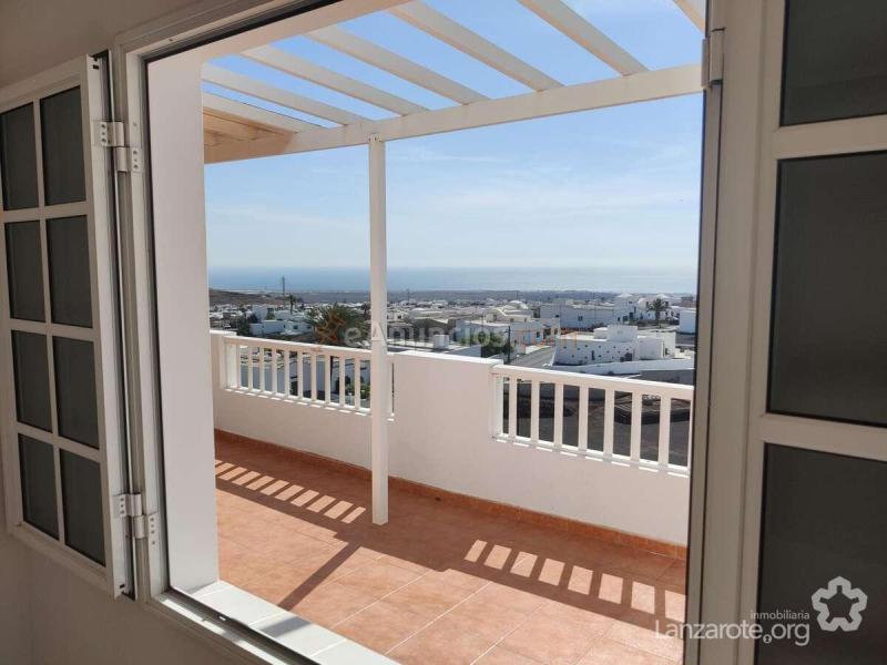 Piso en planta alta con terraza, cochera y vistas al mar