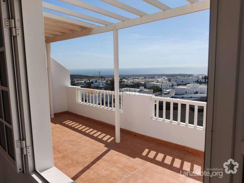 Piso en planta alta con terraza, cochera y vistas al mar