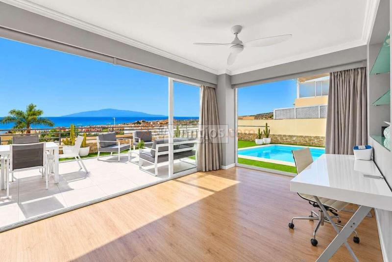 Villa con espectaculares vistas al mar y piscina privada en El Madroñal, Costa Adeje