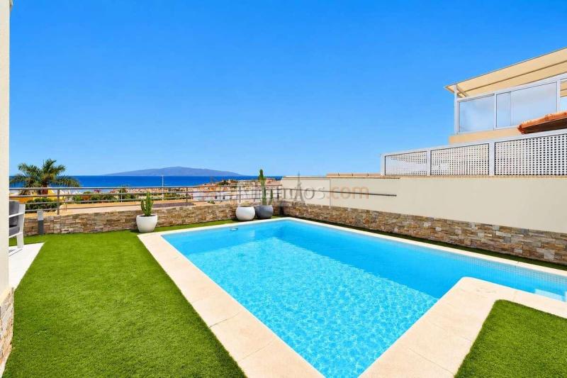 Villa con espectaculares vistas al mar y piscina privada en El Madroñal, Costa Adeje
