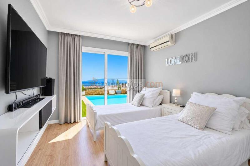 Villa con espectaculares vistas al mar y piscina privada en El Madroñal, Costa Adeje