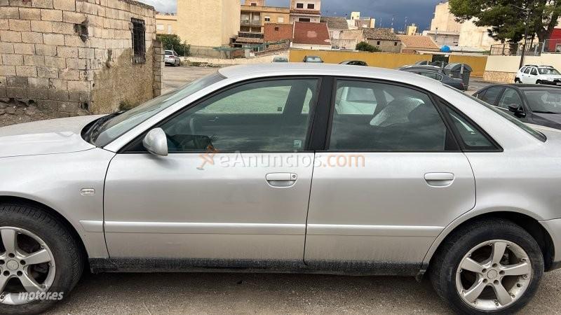 Audi A4 1.8 de 2000 con 200.000 Km por 2.300 EUR. en Almeria