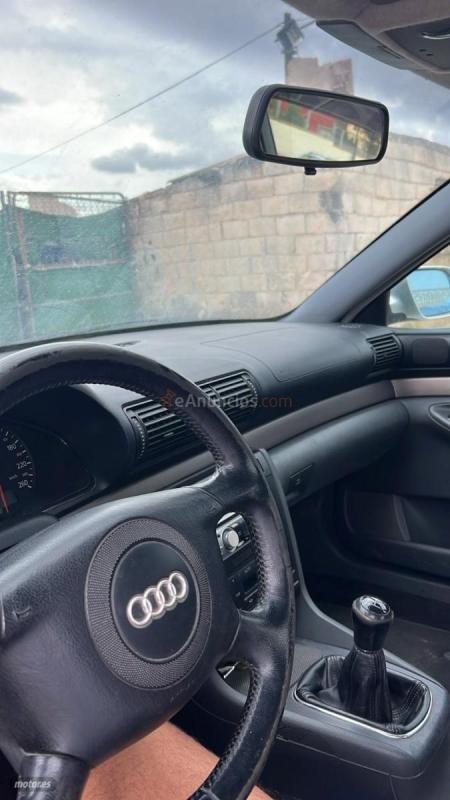Audi A4 1.8 de 2000 con 200.000 Km por 2.300 EUR. en Almeria