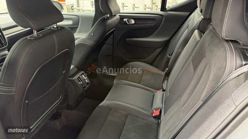 Volvo XC40 2.0 B3 MHEV PLUS DARK DCT 5P de 2025 con 11.018 Km por 35.900 EUR. en Barcelona