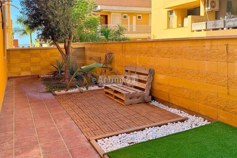 Adosado de 4 dormitorios con jardín, terrazas y vistas al mar en Llano del Camello