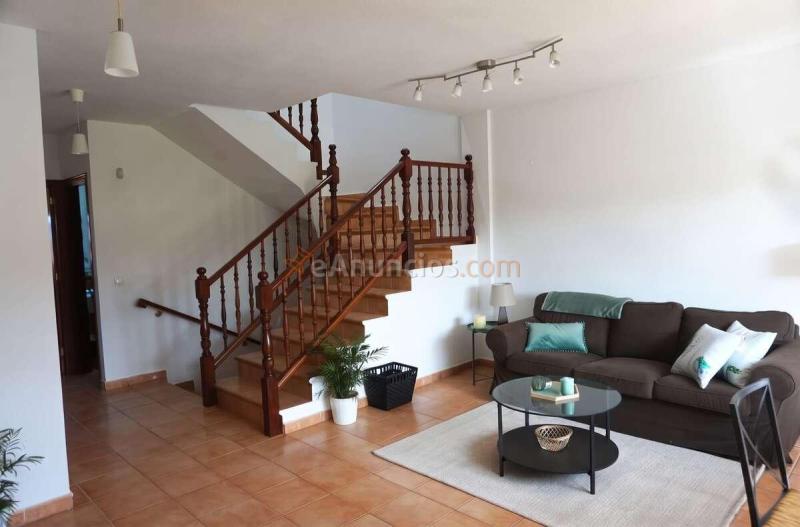 Tu próximo hogar en Guamasa: adosado con dos jardines y garaje privado para dos coches