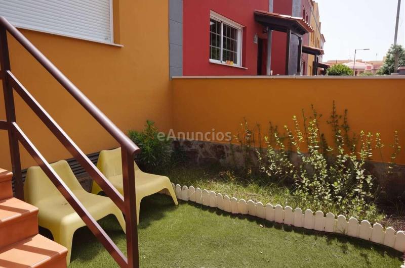 Tu próximo hogar en Guamasa: adosado con dos jardines y garaje privado para dos coches