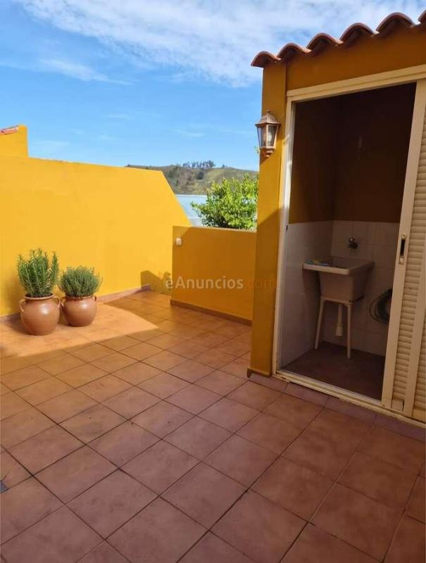 Tu próximo hogar en Guamasa: adosado con dos jardines y garaje privado para dos coches