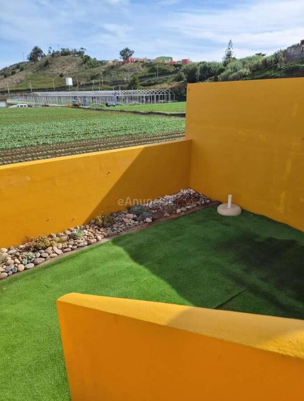 Tu próximo hogar en Guamasa: adosado con dos jardines y garaje privado para dos coches