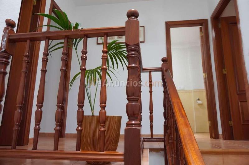 Tu próximo hogar en Guamasa: adosado con dos jardines y garaje privado para dos coches
