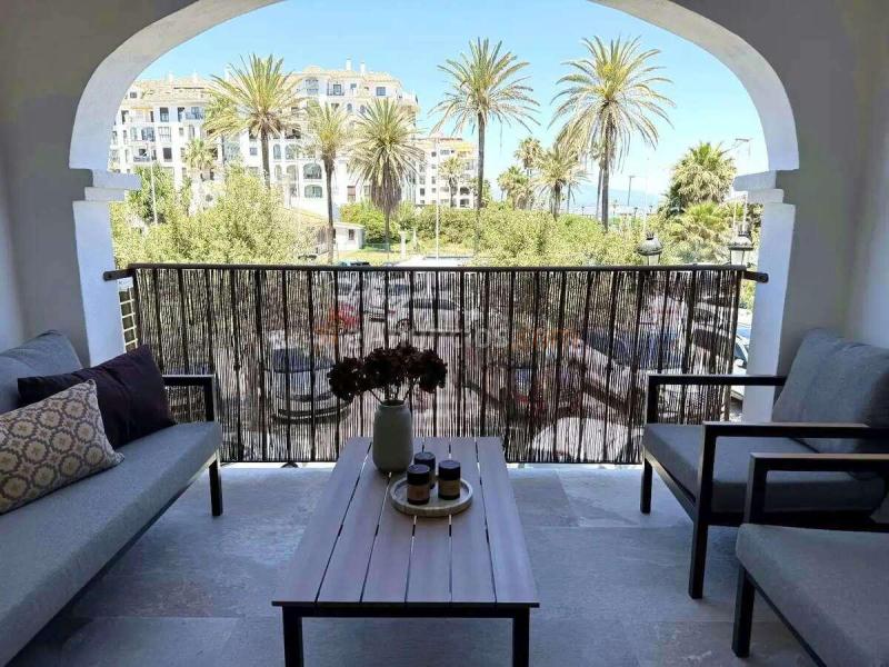 Piso reformado con licencia turística y terraza en Puerto de la Duquesa