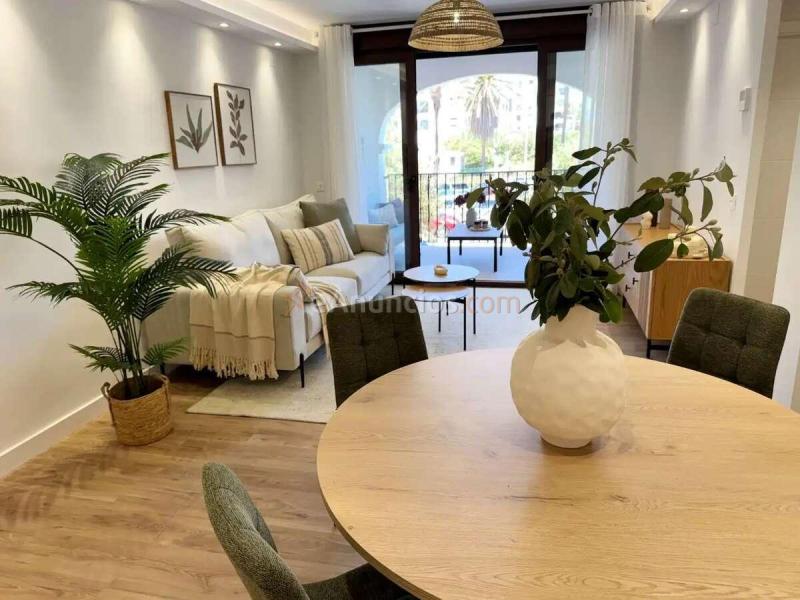 Piso reformado con licencia turística y terraza en Puerto de la Duquesa