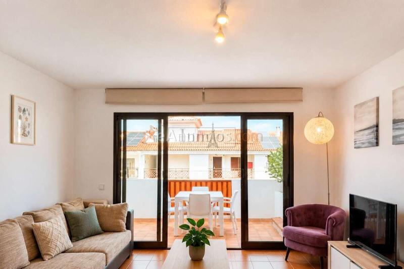 Apartamento luminoso de 2 dormitorios con terraza y vistas al mar en Sansofé Puerto, Puerto de Santiago