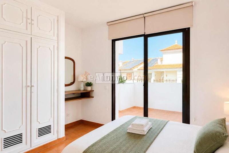 Apartamento luminoso de 2 dormitorios con terraza y vistas al mar en Sansofé Puerto, Puerto de Santiago