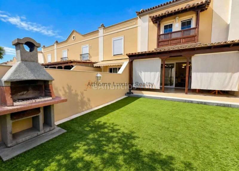 Adosado con gran terraza, jardín privado y garaje para dos coches en El Galeón, Adeje