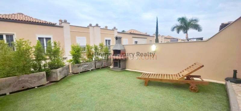 Adosado con gran terraza, jardín privado y garaje para dos coches en El Galeón, Adeje